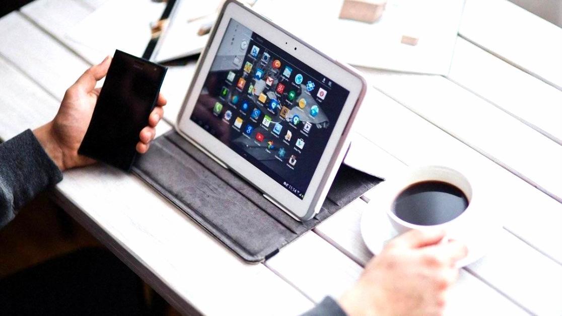 Ecran de laptop afișând dashboard de monitorizare a proiectelor financiare